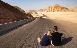 咸湿的海风穿过巷弄，带着大海独有的清新气息