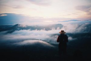 沿着蜿蜒的山路前行，空气越来越清新
